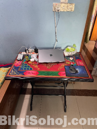 চারটি টেবিল বিক্রি করব, যেকোনোটা নিতে পারেন।